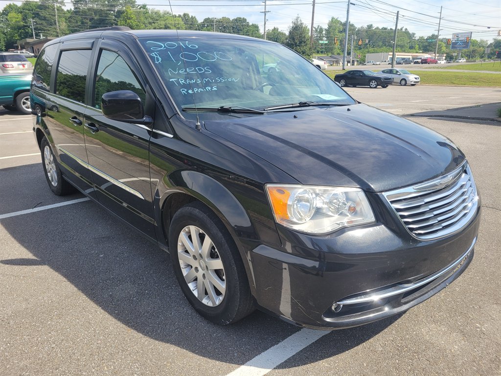 2016 Chrysler Town & Country Touring's photo