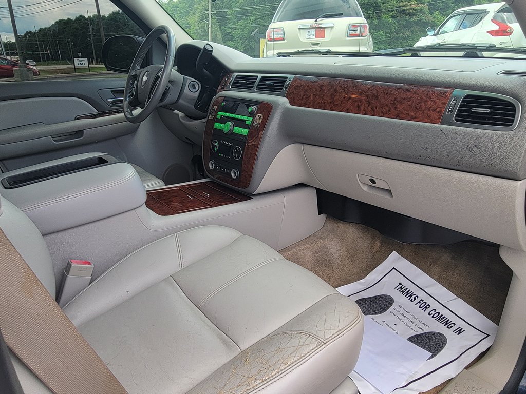 2007 Chevrolet Suburban LT - Photo 8