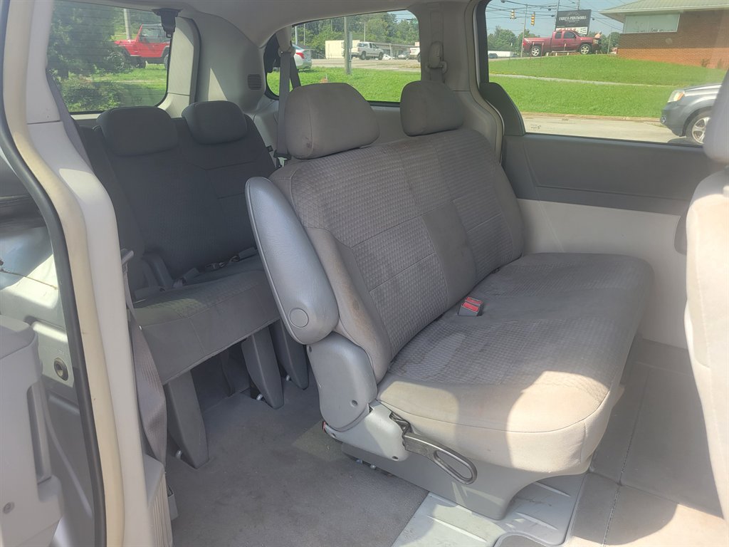 2008 Chrysler Town & Country LX - Photo 9