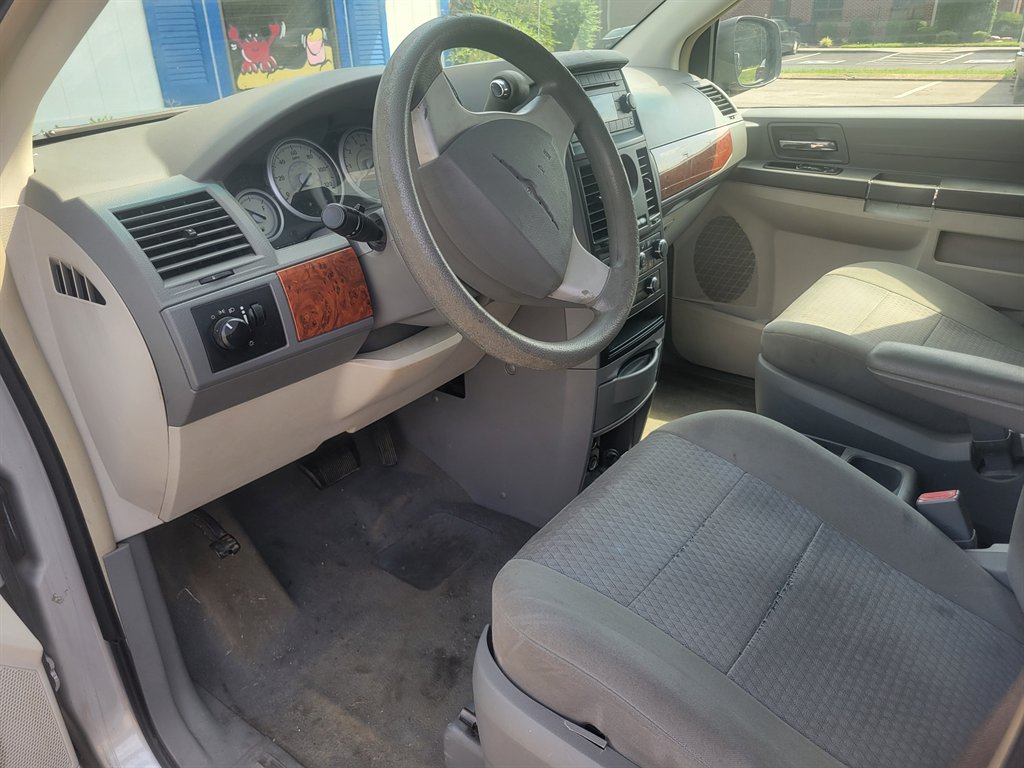 2008 Chrysler Town & Country LX - Photo 6