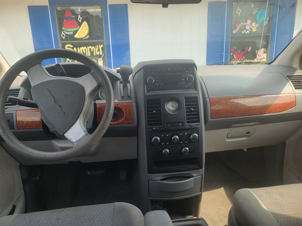 2008 Chrysler Town & Country LX - Photo 7