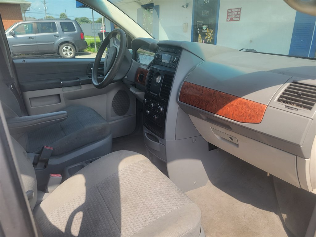 2008 Chrysler Town & Country LX - Photo 8