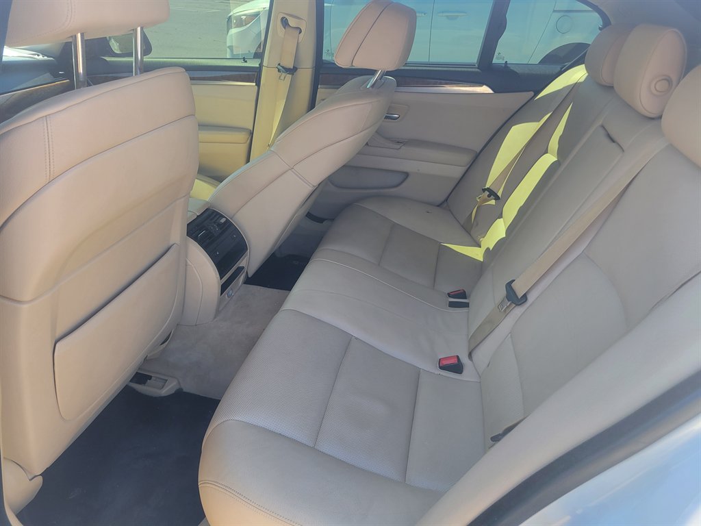 2011 BMW 5 Series 550i - Photo 9